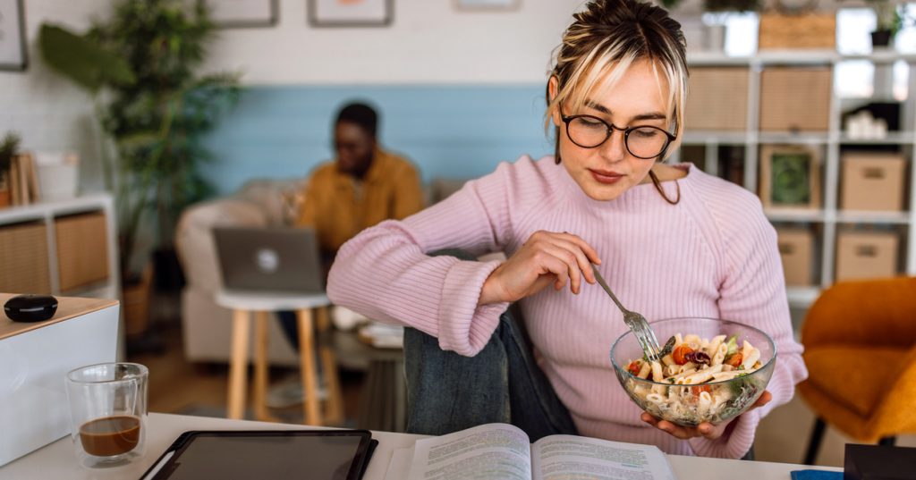 Learn the best way to build credit from scratch, even if your finances are already stable. Simple, low-risk strategies to improve your credit score.